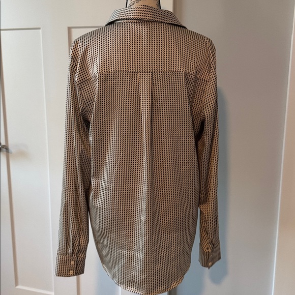💜3/$12💜 H&M Monochrome Geometric Shirt - Picture 2 of 5